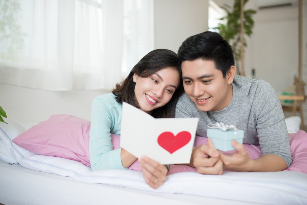 Các cặp đôi nên chuẩn bị những gì tại nhà trong ngày Valentine để thật ngọt ngào và lãng mạn?