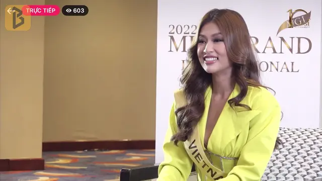 Đoàn Thiên Ân thể hiện phong thái tự tin trong vòng phỏng vấn kín của cuộc thi Hoa hậu Hòa bình Quốc tế 2022.