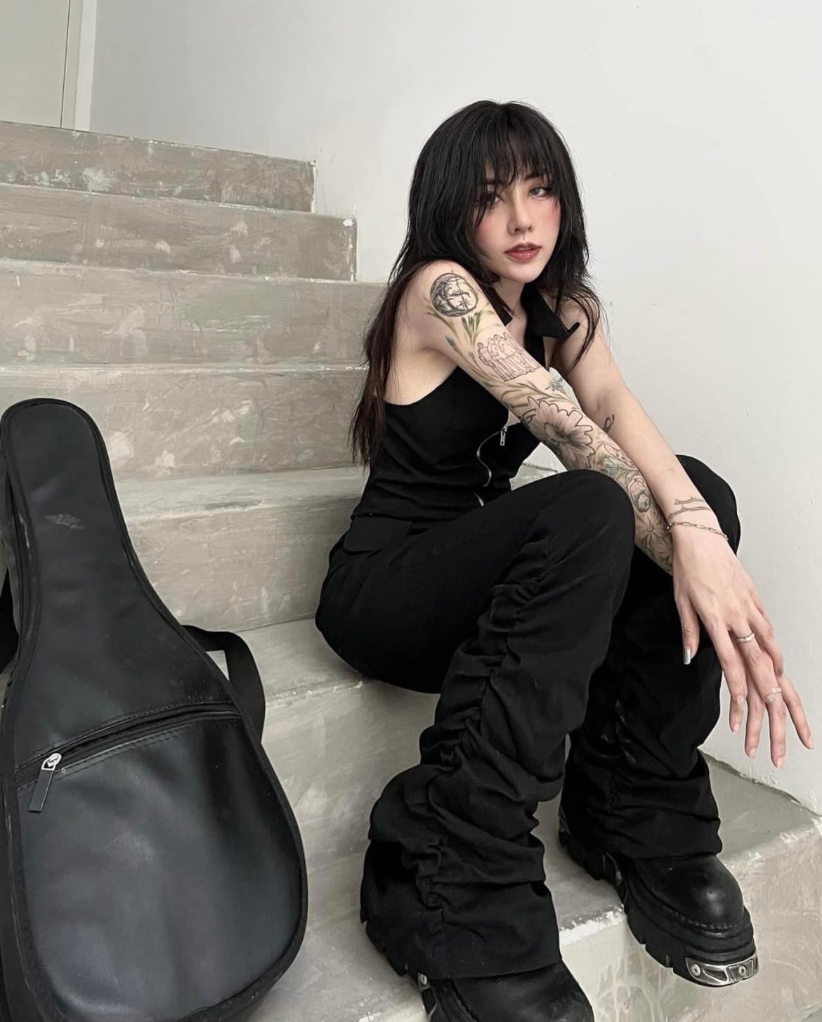 "Tình cũ Đạt G" mê trang phục màu đen, gợi cảm nhưng vô cùng cá tính - 4