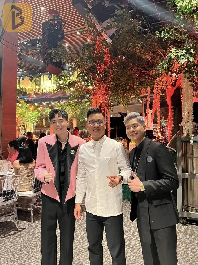 Toàn cảnh đám cưới Đỗ Mỹ Linh và ông xã doanh nhân: lễ đường được trang trí như vườn cổ tích, dàn sao Việt đình đám đổ bộ 20 Trịnh Thăng Bình – Tuấn Hưng – Quân AP xuất hiện bảnh bao trong lễ cưới của Đỗ Mỹ Linh.