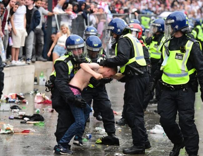 Cảnh sát phải rất vất vả để giữ an toàn trong cảnh bạo loạn tại Wembley.
