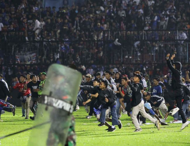 Hàng nghìn cổ động viên lao xuống sân để tấn công đội chủ nhà Arema.