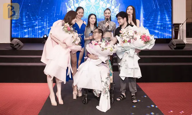 Nhiều hoa hậu Việt bày tỏ lòng tiếc thương khi biết tin thầy dạy catwalk qua đời 8 Hoa Hậu, Á Hậu chia sẻ nỗi buồn trước sự ra đi của thầy dạy catwalk.