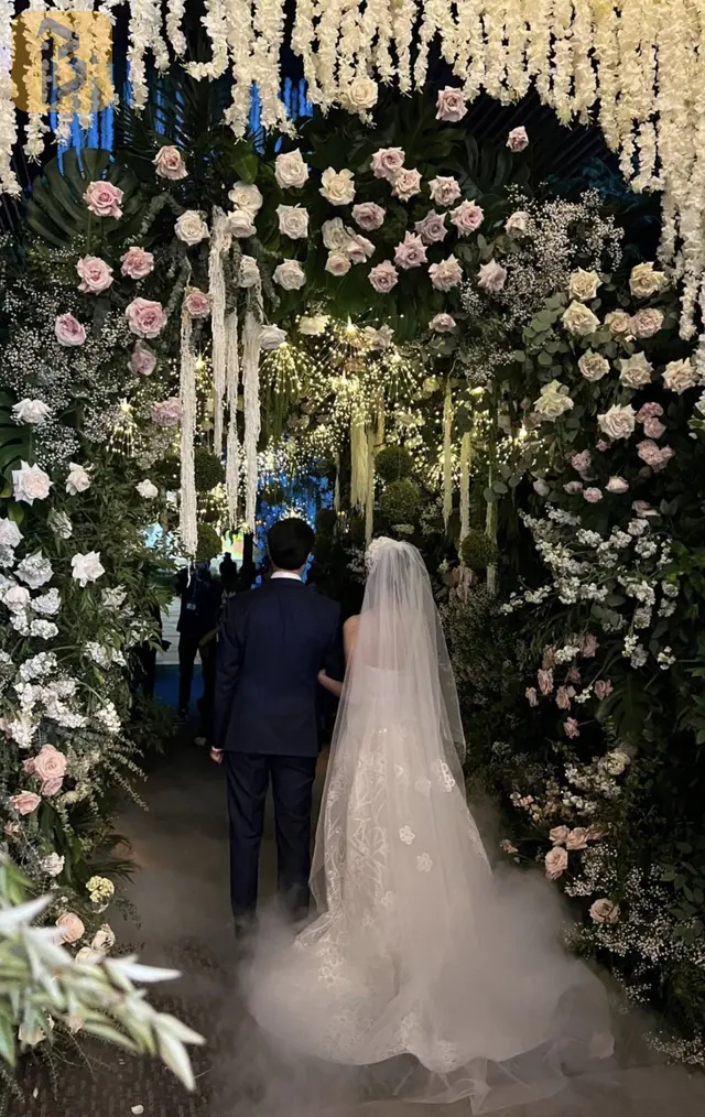 Toàn cảnh đám cưới Đỗ Mỹ Linh và ông xã doanh nhân: lễ đường được trang trí như vườn cổ tích, dàn sao Việt đình đám đổ bộ 10 Đỗ Mỹ Linh được bố dắt tay vào lễ đường.