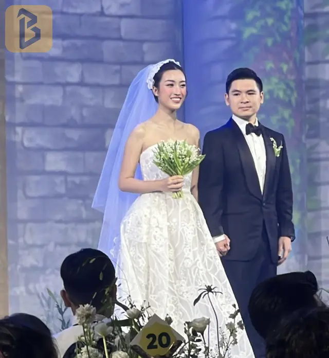 Toàn cảnh đám cưới Đỗ Mỹ Linh và ông xã doanh nhân: lễ đường được trang trí như vườn cổ tích, dàn sao Việt đình đám đổ bộ 11 Đỗ Vinh Quang siết chặt tay vợ, dành cho nàng Hậu những lời thật lòng nhất.