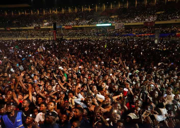 Hình ảnh đám đông chen chúc nhau trong buổi hòa nhạc tại sân vận động Martyrs.