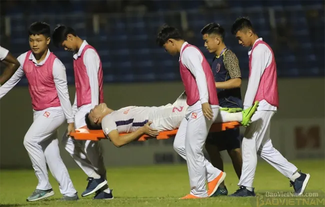 Trước đó hình ảnh Tiến Linh được nhân viên y tế đưa ra khỏi sân trong tình trang đau đớn khiến NHM lo lắng vì AFF 2022 sẽ sớm khởi tranh