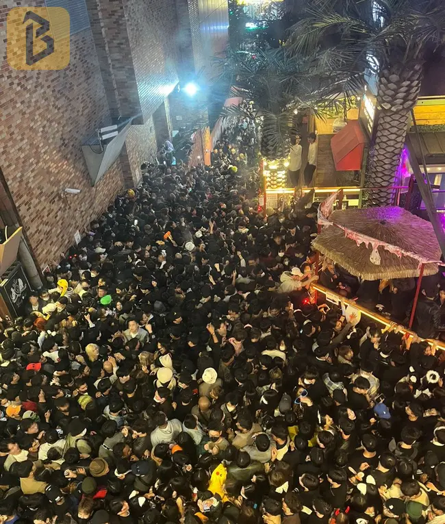Lượng người đông đúc đổ về con phố nổi tiếng của thủ đô Seoul trong lễ hội Halloween.