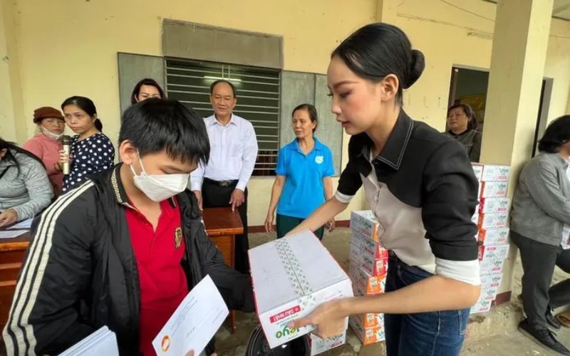 Hoa hậu Bảo Ngọc bật khóc trong chuyến thăm bà con ở miền Trung 6 hoa hậu bảo ngọc thăm bà con miền trung