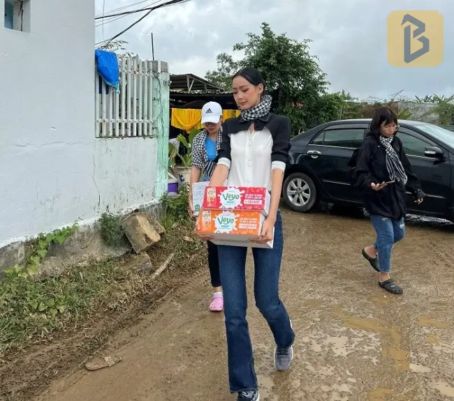Hoa hậu Bảo Ngọc bật khóc trong chuyến thăm bà con ở miền Trung 7 hoa hậu bảo ngọc tham bà con
