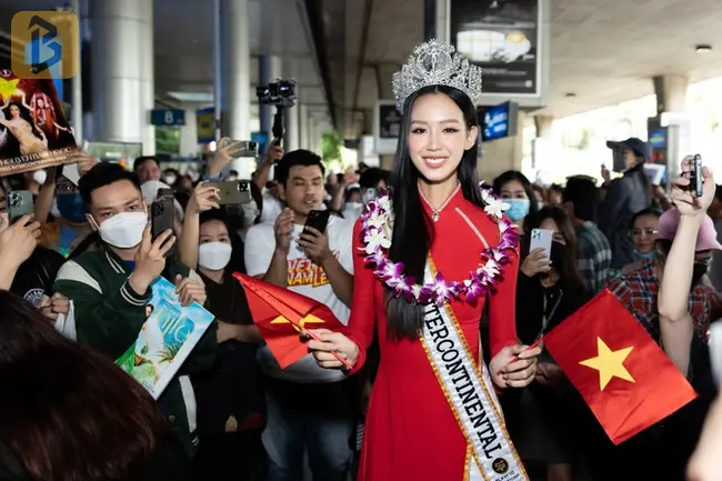 Hoa hậu Bảo Ngọc rạng rỡ trong ngày về Việt Nam.