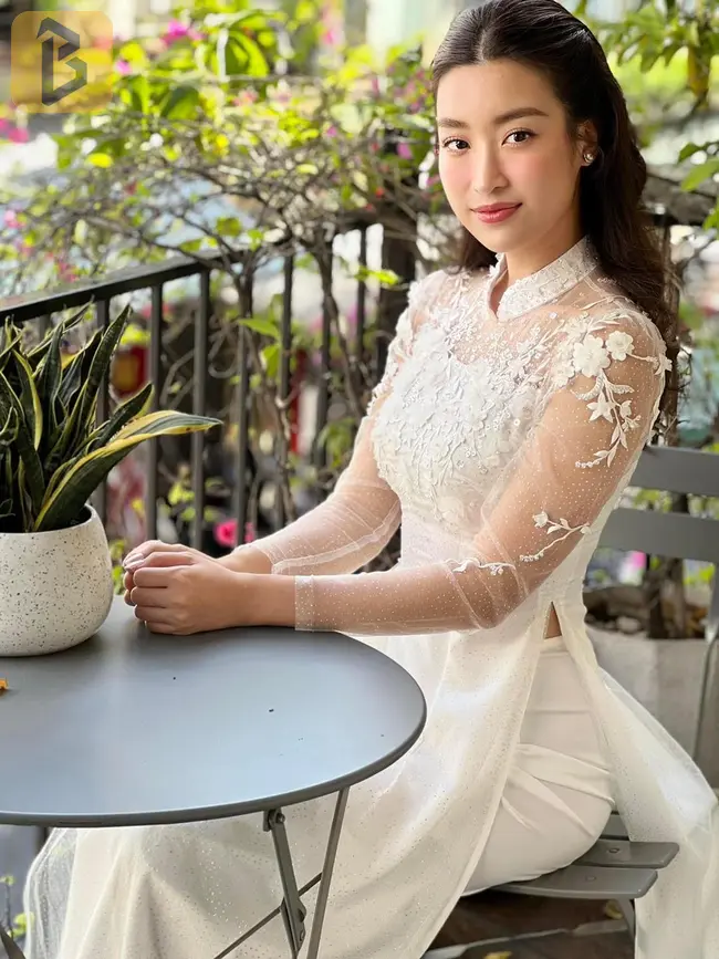 Đỗ Mỹ Linh xinh đẹp rạng rỡ trong tà áo dài trắng.