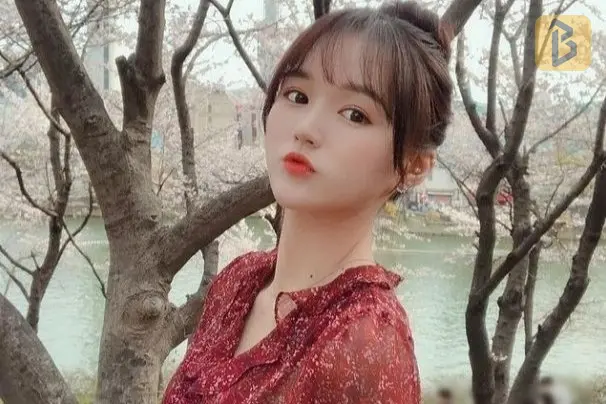 Nữ ca sĩ kiêm hoạt náo viên 24 tuổi Kim Yuna qua đời trong thảm kịch Itaewon
