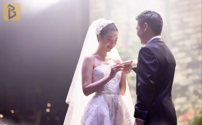 Toàn cảnh đám cưới Đỗ Mỹ Linh và ông xã doanh nhân: lễ đường được trang trí như vườn cổ tích, dàn sao Việt đình đám đổ bộ 13 Khoảnh khắc cô dâu - chú rễ trao nhẫn cho nhau.