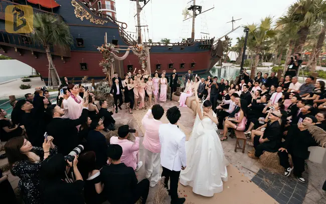Toàn cảnh lễ cưới Diệu Nhi và Anh Tú: Chú rễ bật khóc, dàn sao Việt đình đám hội tụ 10 Khoảnh khắc cô dâu Diệu Nhi ném bông cưới.