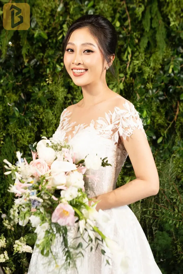 Cô dâu Liêu Hà Trinh xinh đẹp rạng rỡ trong ngày trọng đại.