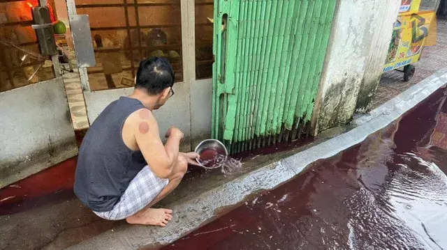 Nguyên nhân màu nước đỏ bất thường ở khu dân cư ở TP HCM sau cơn mưa 8 nước tràn vào nhà người dân