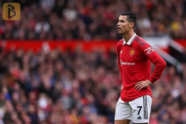 Ronaldo có đáng bị đối xử bất công? 8 Cựu thủ quân, cựu trung vệ và hậu vệ đều cho rằng Ronaldo bị đối xử bất công.