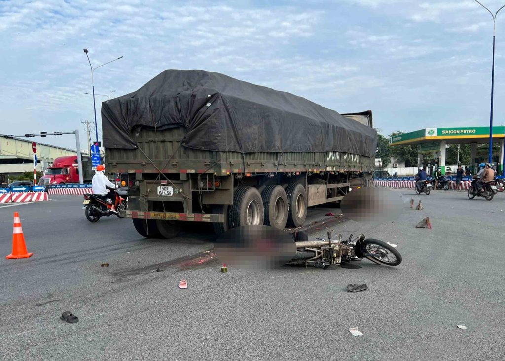Xe đầu kéo tông 4 người tử vong tại phường Bình Thắng, TP Dĩ An, tỉnh Bình Dương.