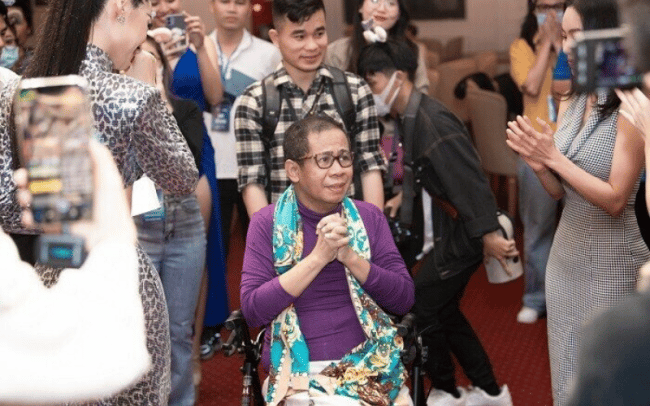 Nhiều hoa hậu Việt bày tỏ lòng tiếc thương khi biết tin thầy dạy catwalk qua đời 6 Nhiều hoa hậu Việt bày tỏ lòng tiếc thương khi biết tin thầy dạy catwalk qua đời - thay day catwalk qua doi