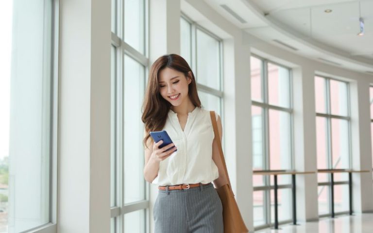 thói quen vừa đi vừa bấm điện thoại