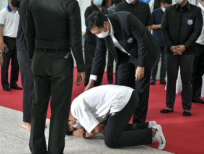 Thủ môn U23 Thái Lan gây tai nạn quỳ lạy xin lỗi gia đình nạn nhân tha thứ