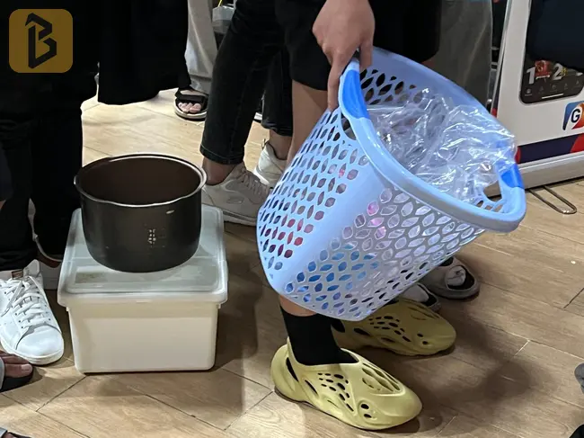 1 bạn sinh viên trường Đại học Kinh tế Đà Nẵng chia sẻ vì vật dụng trong nhà đều đã được sử dụng hết nên bạn quyết định sắm thùng rác mới để đựng bỏng ngô.