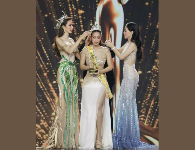 Khoảnh khắc đăng quang Hoa hậu Miss Grand Vietnam 2022 của Đoàn Thiên Ân.
