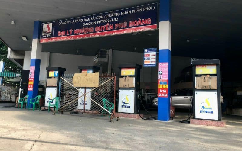 Vì sao miền Nam lâm vào tình trạng thiếu xăng dầu trầm trọng? 6 Những ngày gần đây, người dân luôn cảm thấy thắc mắc vì sao miền Nam lâm vào tình trạng thiếu xăng dầu trầm trọng.
