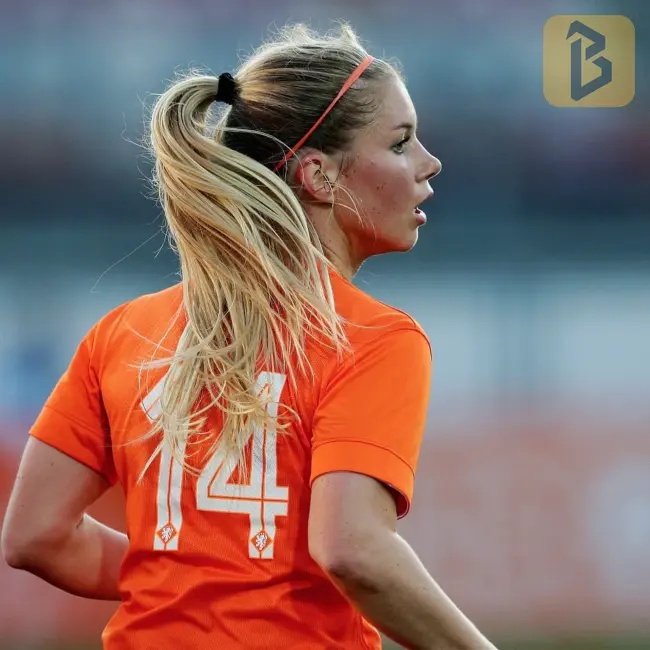 Chiêm ngưỡng vẻ đẹp bốc lửa của các nữ cầu thủ đẹp nhất thế giới - Anouk Hoogendijk 0