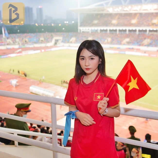 Cô nàng đến tận sân vận động theo dõi các trận bóng lớn và "đi bão" cùng bạn bè mỗi khi Việt Nam giành chiến thắng.