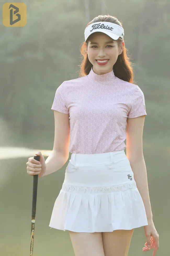 Đỗ Thị Hà mặc váy ngắn cũn đi chơi golf, netizen ‘soi’ ra chi tiết ‘cực ngượng’ - do thi ha choi golf result