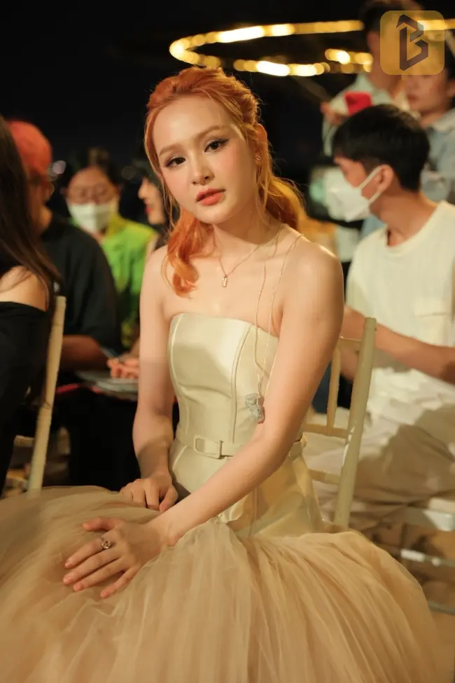 Hiền Hồ chiếm spotlight khi cover Waiting For You của Mono 7 Cô ca sĩ 9X mặc chiếc váy xòe như công chúa, thỏa mái trò chuyện cùng khán giả