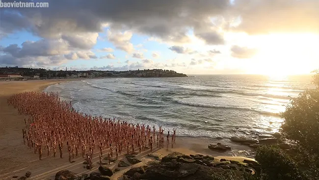 Hình ảnh hàng ngàn người thoát y tập thể trên bãi biển tại Australia - hinh anh hang ngan nguoi thoat y tap the tren bai bien tai australia 2