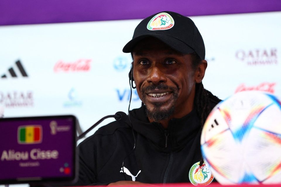HLV của tuyển Senegal đến dự họp báo một mình mà không có cầu thủ nào đi theo