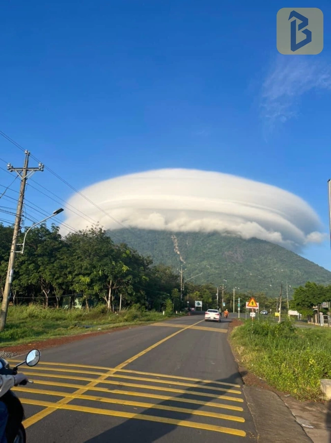Lý giải hiện tượng đám mây hình đĩa bay xuất hiện ở núi Chứa Chan và núi Bà Đen - may thau kinh tai nui ba den 0