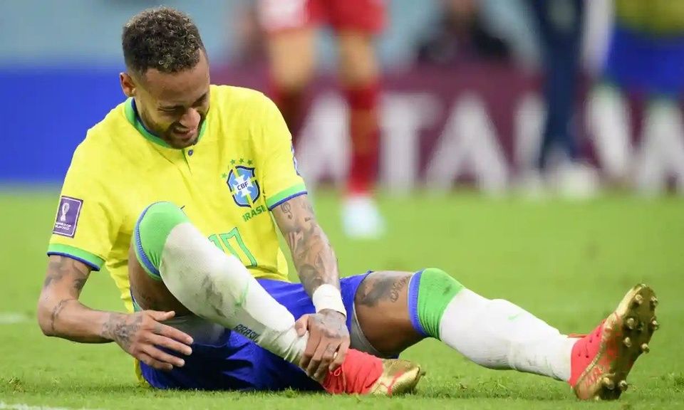 Neymar rời sân với chấn thương sẽ là nỗi sợ lớn cho Brazil