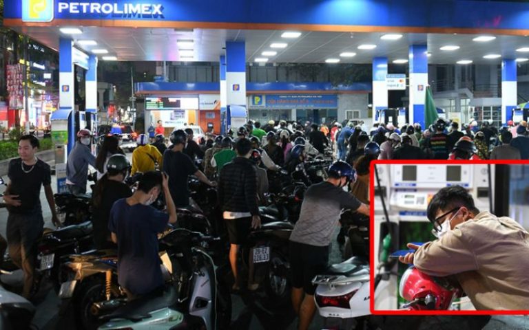 Người dân Hà Nội chật vật tranh thủ đổ xăng giữa trưa