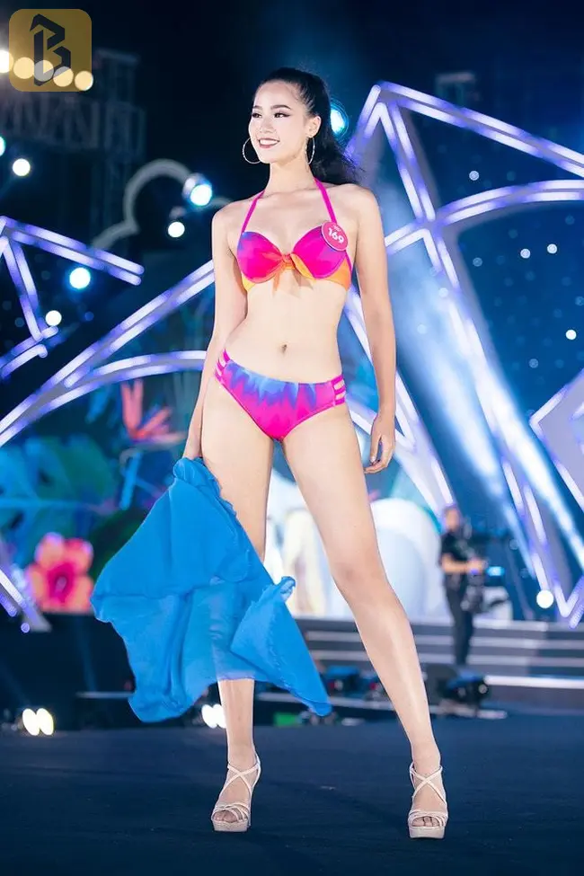 Cô nàng lọt top 10 Hoa hậu Việt Nam 2018 và đoạt danh hiệu Người đẹp Biển.