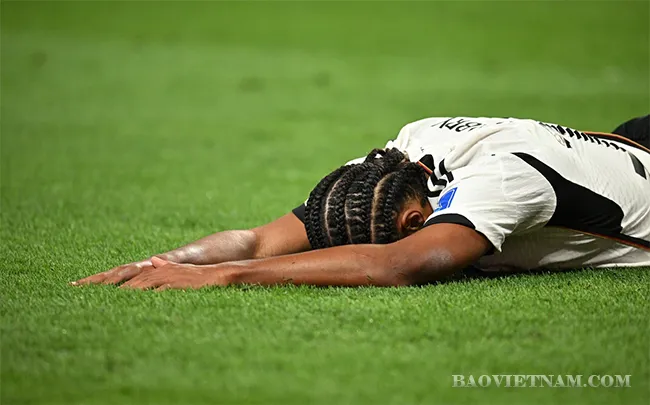 Trái với các cầu thủ Nhật, Gnabry tuyển Đức không giấu được nỗi buồn và thất vọng với kết quả thua ở trận đầu tiên vòng bảng WC 2022