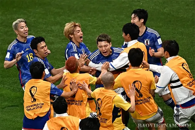 Các cầu thủ Nhật Bản ăn mừng bàn thắng thứ 2, ấn định tỉ số 2-1 trước đội tuyển Đức