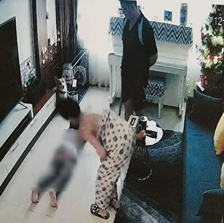 Hình ảnh camera ghi lại người bố tận mắt chứng kiến tình nhân hành hạ bé gái 8 tuổi
