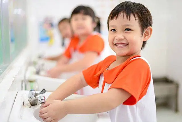 Rửa tay sát khuẩn cho trẻ