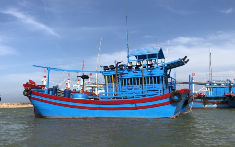 Lập biên bản tàu nước ngoài neo đậu trái phép trên vùng biển Việt Nam