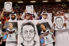 Hình ảnh Ozil được CĐV Qatar mang đến trận Tây Ban Nha gặp Đức