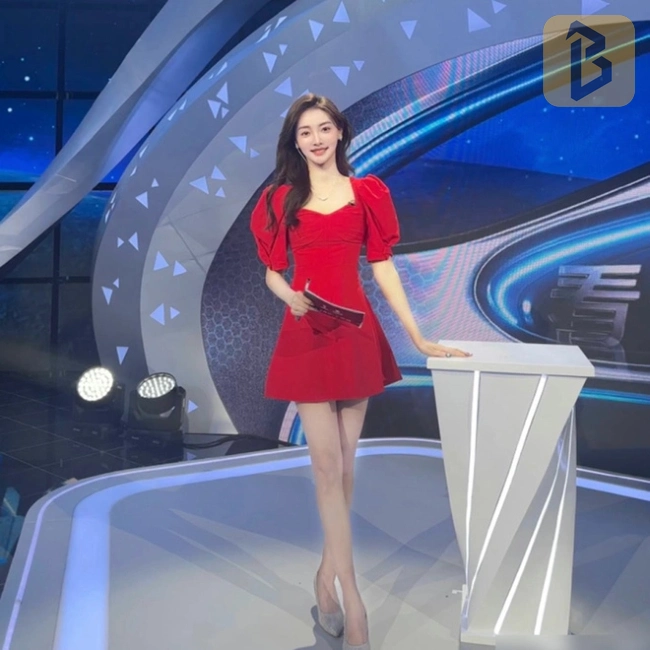 Kim Giai Duyệt gây chú ý với bộ váy đỏ bắt mắt