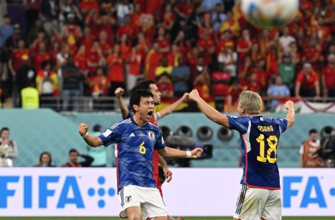 Đội tuyển Nhật (áo xanh) và Tây Ban Nha (áo đỏ)