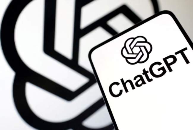 Logo ChatGPT hiển thị trên một mẫu smartphone. 
