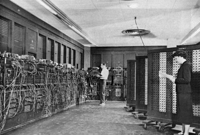 Máy tính điện tử đầu tiên xuất hiện vào năm nào?